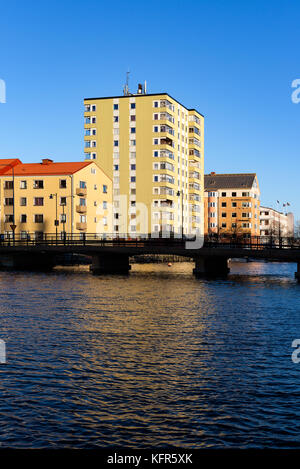 Karlskrona, Svezia - 30 ottobre 2017: ambientale documentario. mattina paesaggio urbano di stumholmssundet come visto da stumholmen isola. Foto Stock