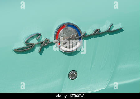 Dunsfold, Regno Unito - 26 agosto 2017: closeup badge su una vendemmia 1957 buick automobile speciale in una raccolta di classici e moderni veicoli in dunsfold, Regno Unito Foto Stock