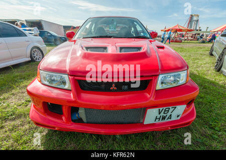 Dunsfold, Regno Unito - 26 agosto 2017: ampio angolo di ingrandimento di una Mitsubishi Lancer Evolution sports-car in una raccolta di classici e moderni veicoli in dunsfo Foto Stock