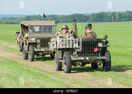 Dunsfold, Regno Unito - 26 agosto 2017: parte di una sfilata di vintage jeep militari in una raccolta di classici e moderni veicoli in dunsfold, Regno Unito Foto Stock