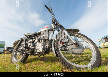 Dunsfold, Regno Unito - 26 agosto 2017: ampio angolo di ingrandimento di un vintage royal enfield motociclo fuoristrada in una raccolta di classici e moderni veicoli in dun Foto Stock