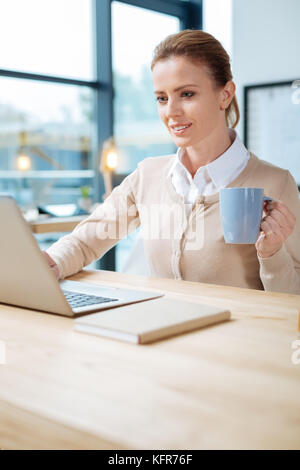 Sorridente office manager dedicati al lavoro Foto Stock