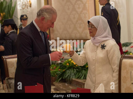 Il Principe del Galles condivide un brindisi con il presidente di Singapore Halimah Yacob durante un ricevimento ufficiale al Palazzo Presidenziale di Singapore all'inizio di un tour autunnale di 11 giorni dell'Asia. Foto Stock