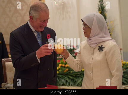 Il Principe del Galles condivide un brindisi con il presidente di Singapore Halimah Yacob durante un ricevimento ufficiale al Palazzo Presidenziale di Singapore all'inizio di un tour autunnale di 11 giorni dell'Asia. Foto Stock