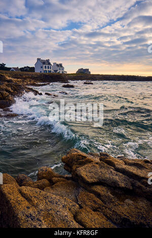 La costa rocciosa del Finisterre in Saint Guenole Penmarc'h Pays Bigouden Bretagna Francia. Foto Stock