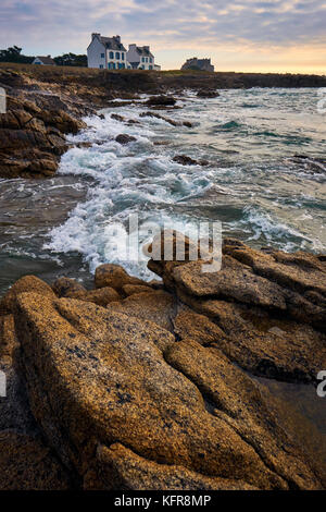 La costa rocciosa del Finisterre in Saint Guenole Penmarc'h Pays Bigouden Bretagna Francia. Foto Stock
