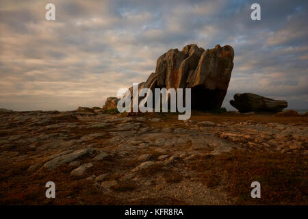 Un grande weathered rock formazione sulla St Guenole costa nel Pays Bigouden, Finistere Bretagna Francia. Foto Stock