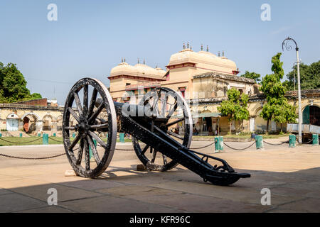 Ottobre 14,2017.Varanasi, India, un antico canon sul cortile a ramnagar fort, varanasi india. Foto Stock