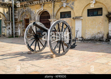 Ottobre 14,2017.Varanasi, India, un antico canon sul cortile a ramnagar fort, varanasi india. Foto Stock