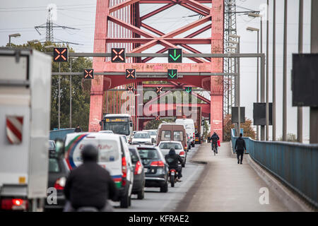 Ponte sul fiume Reno, moerser Stra§e a Duisburg, rheinhausen, Germania, ponte della solidarietà, Foto Stock