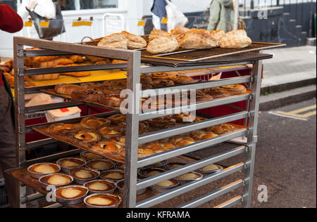 Rack di pane con forme di pane e croissant nel mercato francese nel Regno Unito Foto Stock