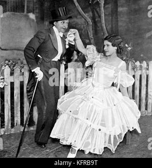 Valaida Snow (2 giugno 1904 - 30 Maggio 1956) e Dorothy verde, cantando "non posso darvi qualcosa ma l'amore", in Lew Leslie "Merli di 1935', at The London Coliseum, 1935. Foto Stock