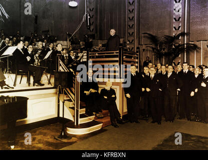 Edward Elgar - conducendo in apertura di Abbey Road Studios,1931. George Bernard Shaw seduto sul fondo passi, Landon Ronald seduta al di sopra di lui. Compositore inglese, 2 giugno 1857 - 23 febbraio 1934. Foto Stock