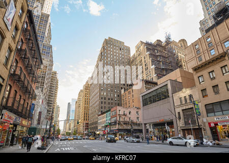 New York, Stati Uniti d'America - 26 Maggio 2017: strada trafficata di Manhattan al tramonto. Foto Stock