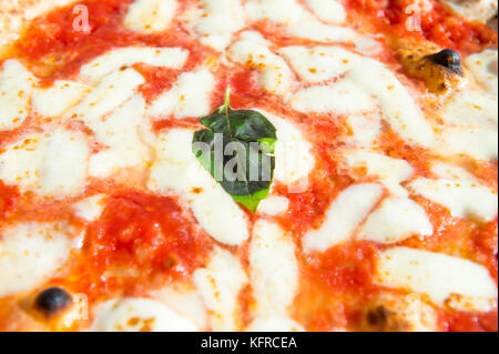 Close-up vista astratta di appena cotte napoletano di pizza margherita Foto Stock
