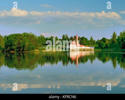 Sulla riva del lago nero in gatchina(Russia) è un tipo di,priory palace. Foto Stock