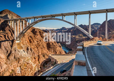 Mike O'Callaghan Pat Tillman Memorial Bridge, oltre il Fiume Colorado, vicino alla Diga di Hoover, Deserto Mojave, vicino alla città di Boulder, Nevada, STATI UNITI D'AMERICA Foto Stock