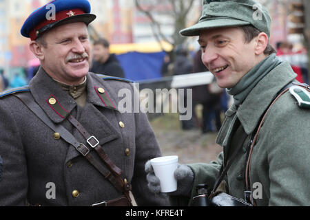 La Bielorussia, Gomel, Novembre 21, 2016 La Ricostruzione della battaglia della Seconda Guerra Mondiale.russo e i soldati tedeschi della Seconda Guerra Mondiale. Soldati Foto Stock