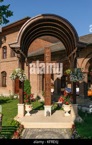 Gesù Cristo scolpito sul grande croce di legno al plumbuita monastero a Bucarest, Romania. Foto Stock