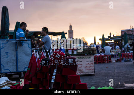 Marrakech, Marocco, 14 ottobre, 2017: occupato, famoso Jemaa el Fna quadrati di mercato nella parte meridionale della medina di Marrakech è piena di bancarelle con souve Foto Stock