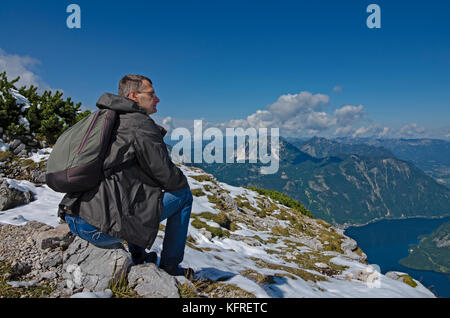 Un turista in appoggio e ammirando vedute del lago di montagna Foto Stock