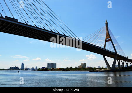 Bhumibol ponte attraversare il fiume in Thailandia Foto Stock