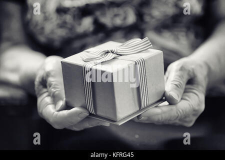 Il sambuco donna dono di contenimento Foto Stock