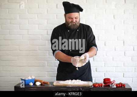 Barbuto chef lo chef prepara i pasti Foto Stock