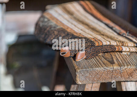 Vecchio asciugamano sul ripiano di legno Foto Stock