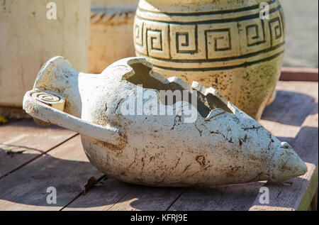 Vecchio brocche di argilla su una tavola di legno di close-up Foto Stock