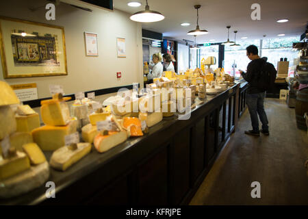 Paxton & whitfield, situato a Londra nel storico di St James's trimestre uno dei più antichi cheesemongers in Inghilterra, Regno Unito Foto Stock