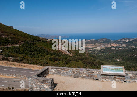 La corsica : un belvedere sul paesaggio selvaggio di haute corse con il mar mediterraneo e le montagne ed è circondato da verdi colline, vigneti e campi di grano Foto Stock