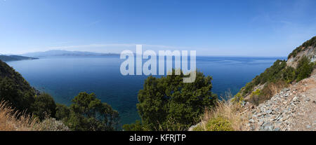 Corsica: il paesaggio selvaggio della haute Corse con vista del mare Mediterraneo, rocce, Cliff e spiaggia circondata dalla macchia mediterranea Foto Stock