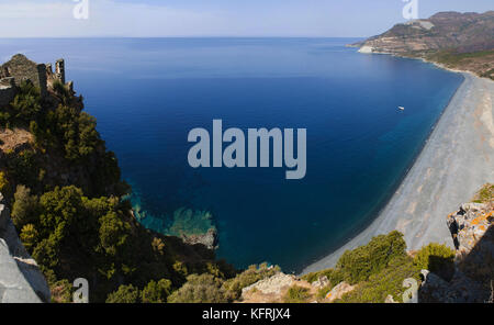Corsica: i ruderi della casa di una famiglia nobile del XVI secolo, la sassa, affacciato plage de nonza, la spiaggia nera sul villaggio di Nonza Foto Stock