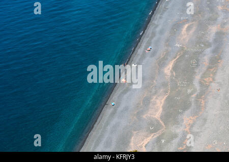 Corsica: veduta aerea di plage de nonza, la lunga spiaggia nera alla base della scogliera su cui sorge la cittadina di Nonza, villaggio di Cap Corse Foto Stock