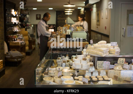 Paxton & whitfield, situato a Londra nel storico di St James's trimestre uno dei più antichi cheesemongers in Inghilterra, Regno Unito Foto Stock