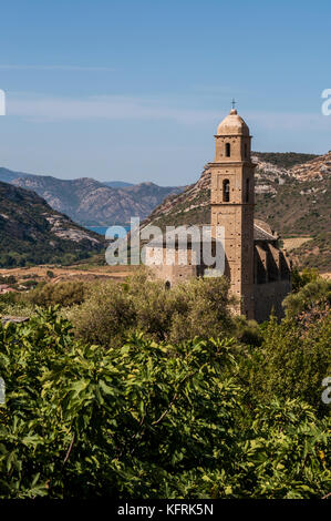Corsica: vista panoramica del XVI secolo la chiesa di Saint Martin a patrimonio, cittadina di haute Corse, circondato da verdi colline e vigneti Foto Stock