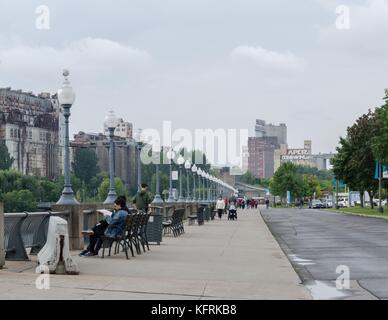 Jacques Cartier bridge spanning St Lawrence River a Montreal, Quebec, Canada. Foto Stock