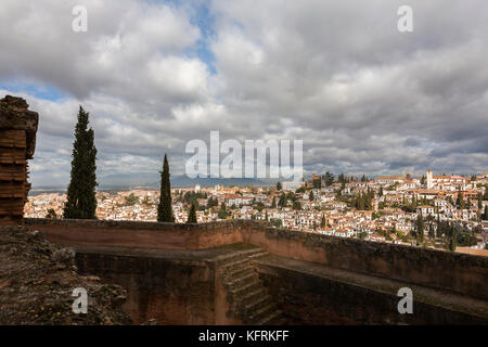 El Albaicín sulla collina di fronte, visto dall'Alcazaba, Alhambra di Granada, Spagna Foto Stock