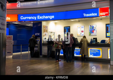 Bureau de Change Office gestito da Travelex; terminale 3 / tre all'aeroporto di Londra Heathrow. Regno Unito. (76) Foto Stock