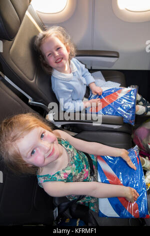 Bambino / bambini / due sorelle di età compresa tra 5 e 3 per andare in vacanza / vacanza / a volare su un British Airways aereo / aeroplano / Volo in aeroplano. (76) Foto Stock