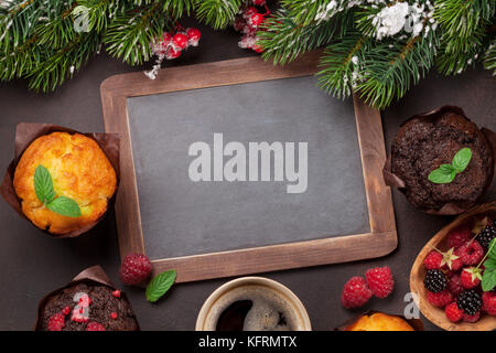 Natale biglietto di auguri con albero di natale, focaccine e caffè. Vista da sopra con lo spazio per i messaggi di saluto Foto Stock