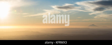 Monte Taranaki visto dalle pendici del Monte Ruapehu nel Parco Nazionale di Tongariro, Nuova Zelanda Foto Stock