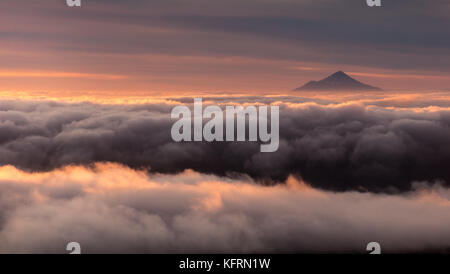 Monte Taranaki visto dalle pendici del Monte Ruapehu nel Parco Nazionale di Tongariro, Isola del Nord, Nuova Zelanda. Foto Stock