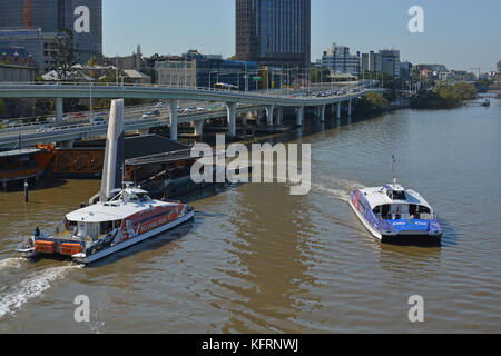 Brisbane, Australia - 19 Settembre 2017: Fiume Brisbane i traghetti passeggeri nelle prime ore del mattino Panorama, Queensland Australia Foto Stock