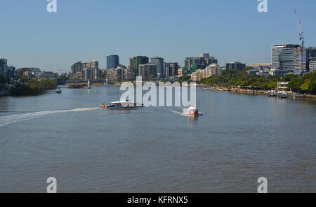 Brisbane, Australia - 19 Settembre 2017: Fiume Brisbane i traghetti passeggeri nelle prime ore del mattino Panorama, Queensland Australia Foto Stock