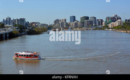 Brisbane, Australia - 19 Settembre 2017: Fiume Brisbane i traghetti passeggeri nelle prime ore del mattino Panorama, Queensland Australia Foto Stock