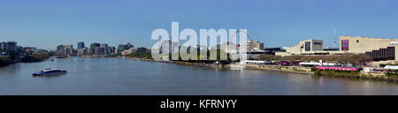 Brisbane, Australia - 19 Settembre 2017: Fiume Brisbane i traghetti passeggeri nelle prime ore del mattino Panorama, Queensland Australia Foto Stock