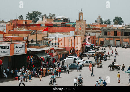 Immagini prese a Marrakech durante un giorno di estate. vista od alcuni edificio situato intorno alla piazza Jemaa el fnaa Foto Stock
