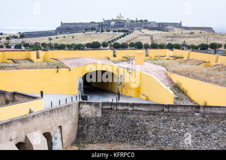 Vista del Forte de Santa Luzia dalle pareti di Elvas, Alentejo, Portogallo Foto Stock